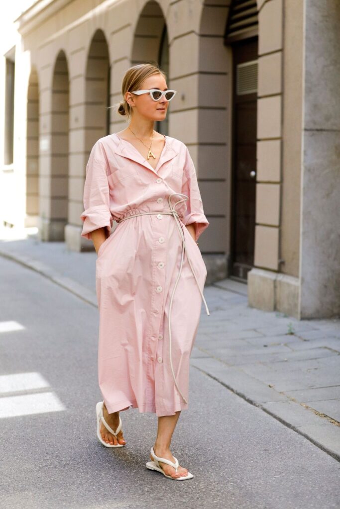 como usar chemise no dia a dia, o que é chemise, diferença entre camisa e chemise, em que ocasião usar chemise, significado de chemise, chemise como vestido, chemise no trabalho, chemise street style, chemise feminina tendência, look com chemise aberta, chemise com cinto, chemise listrada, chemise minimalista, chemise elegante, peça versátil moda