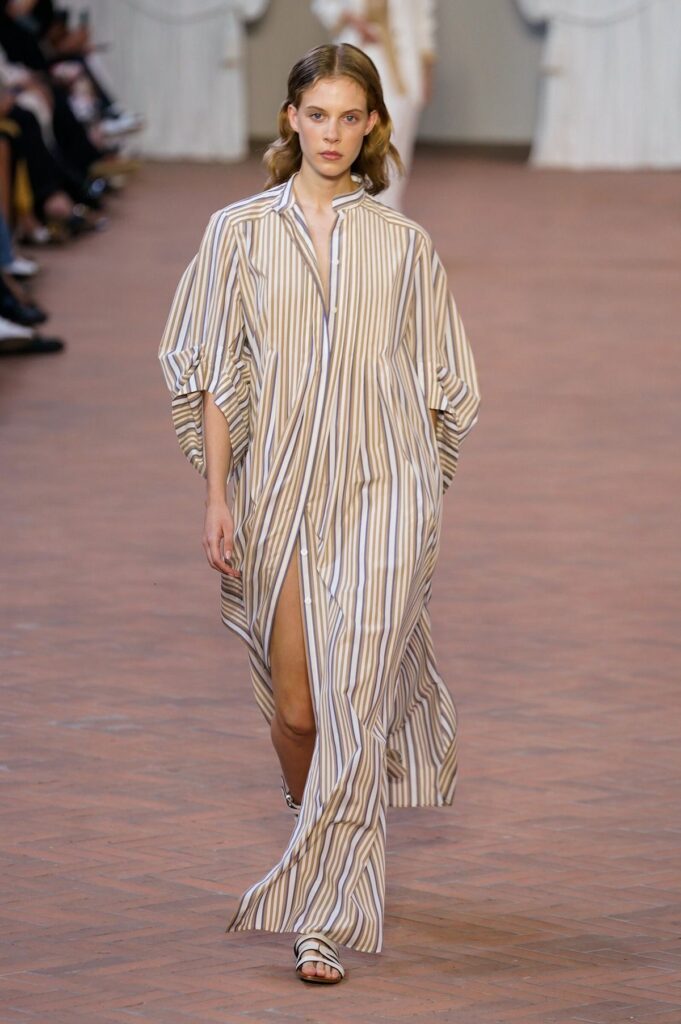 como usar chemise no dia a dia, o que é chemise, diferença entre camisa e chemise, em que ocasião usar chemise, significado de chemise, chemise como vestido, chemise no trabalho, chemise street style, chemise feminina tendência, look com chemise aberta, chemise com cinto, chemise listrada, chemise minimalista, chemise elegante, peça versátil moda