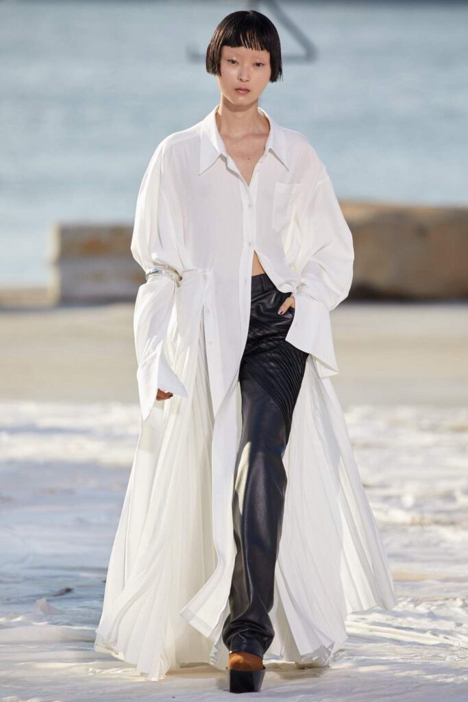como usar chemise no dia a dia, o que é chemise, diferença entre camisa e chemise, em que ocasião usar chemise, significado de chemise, chemise como vestido, chemise no trabalho, chemise street style, chemise feminina tendência, look com chemise aberta, chemise com cinto, chemise listrada, chemise minimalista, chemise elegante, peça versátil moda