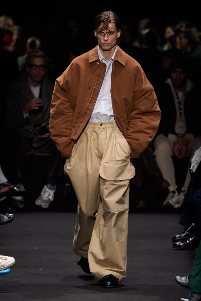 Como usar calça oversized: a tendência que tomou o street style
