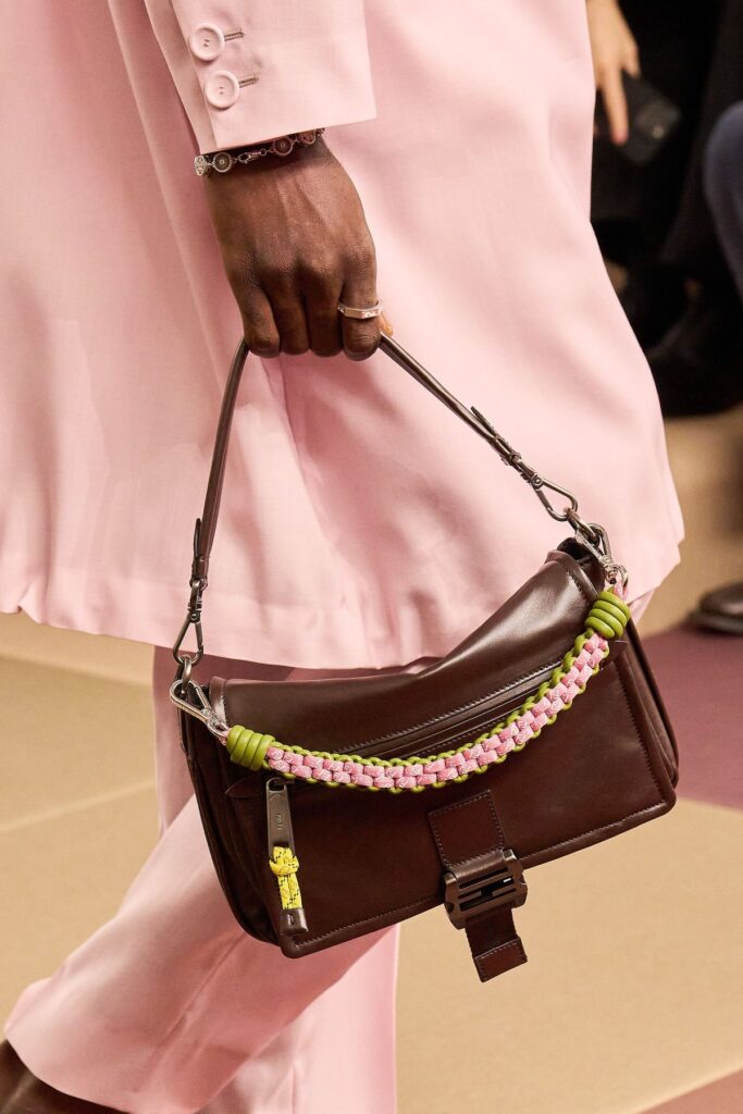 Handbags masculinas ganham destaque no street style masculino