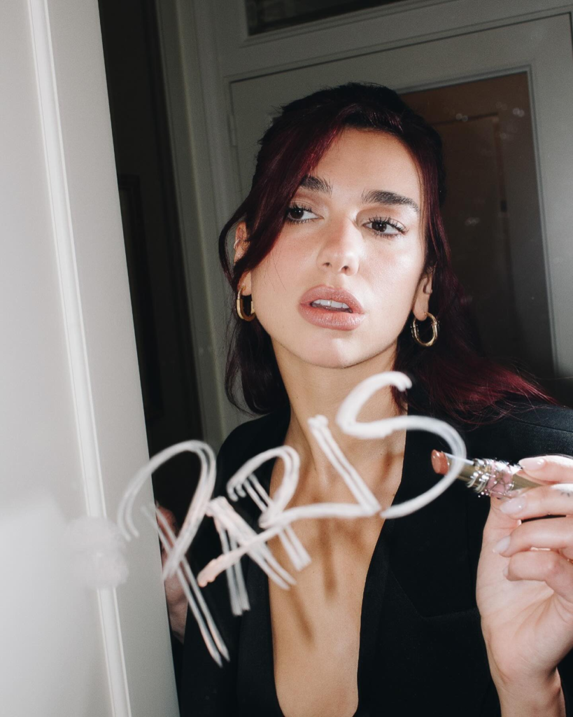 Clube do Livro da Dua Lipa chega a Paris em 2026
