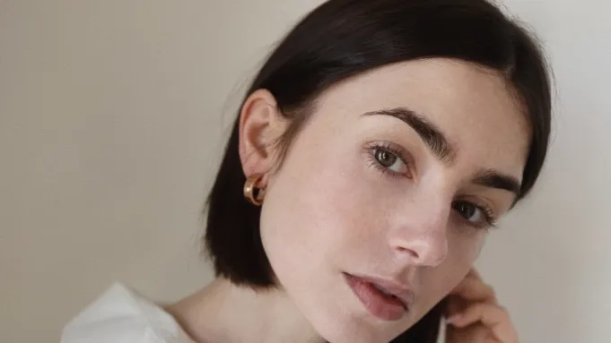 Lily Collins será Audrey Hepburn em filme dos bastidores de Bonequinha de Luxo