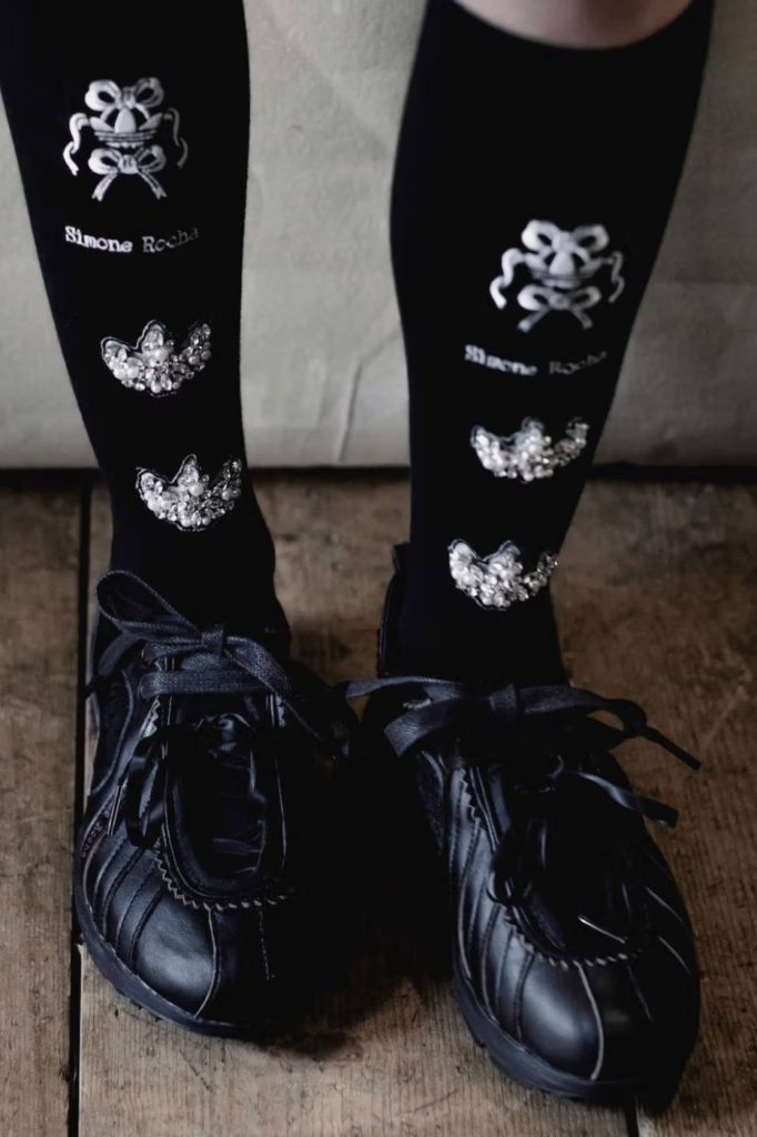 Simone Rocha x adidas redefine o sportswear na coleção FW26