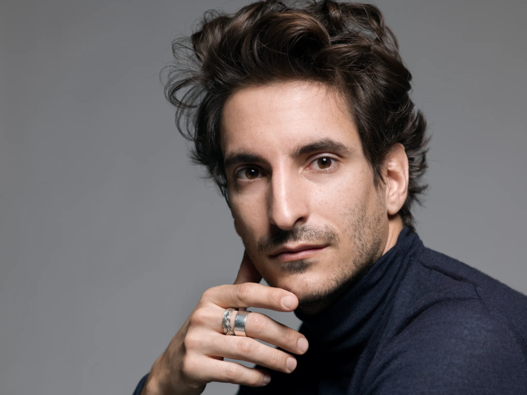 Segundo Lorenzo Bertelli, a decisão de convidar Pieter Mulier para liderar a Versace não foi recente. As conversas começaram ainda em 2024, em meio às discussões estratégicas que envolviam a aquisição da marca italiana pelo Prada Group.