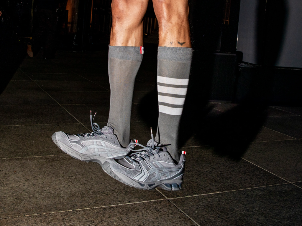 Thom Browne x ASICS reinventa o tênis GEL-KAYANO 14 em nova collab