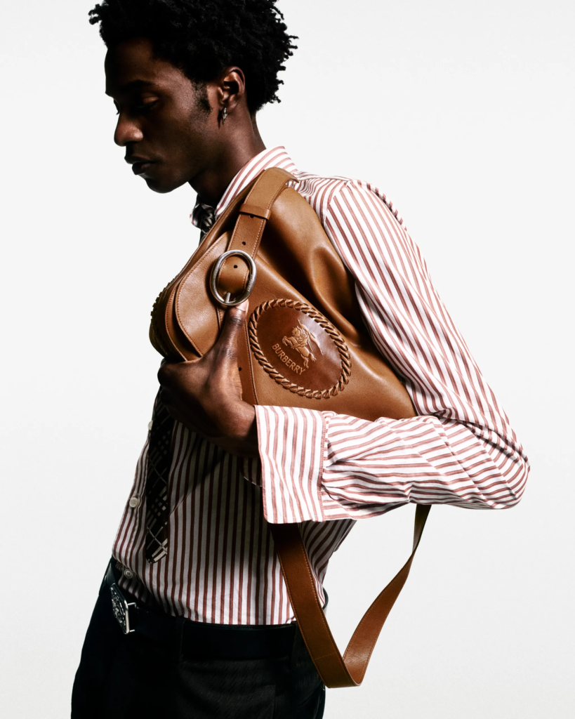 Nova Campanha da Burberry traz Twiggy como estrela da coleção Verão 2026