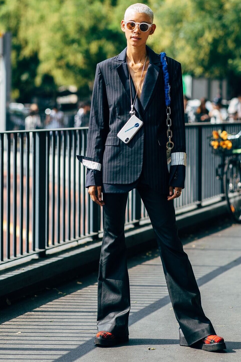 Estampa risca de giz volta como aposta sofisticada para o street style