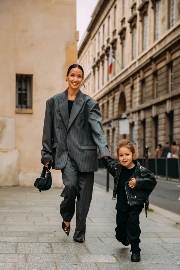Estampa risca de giz volta como aposta sofisticada para o street style