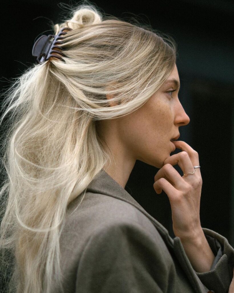 Acessórios de cabelo voltam como destaque no styling