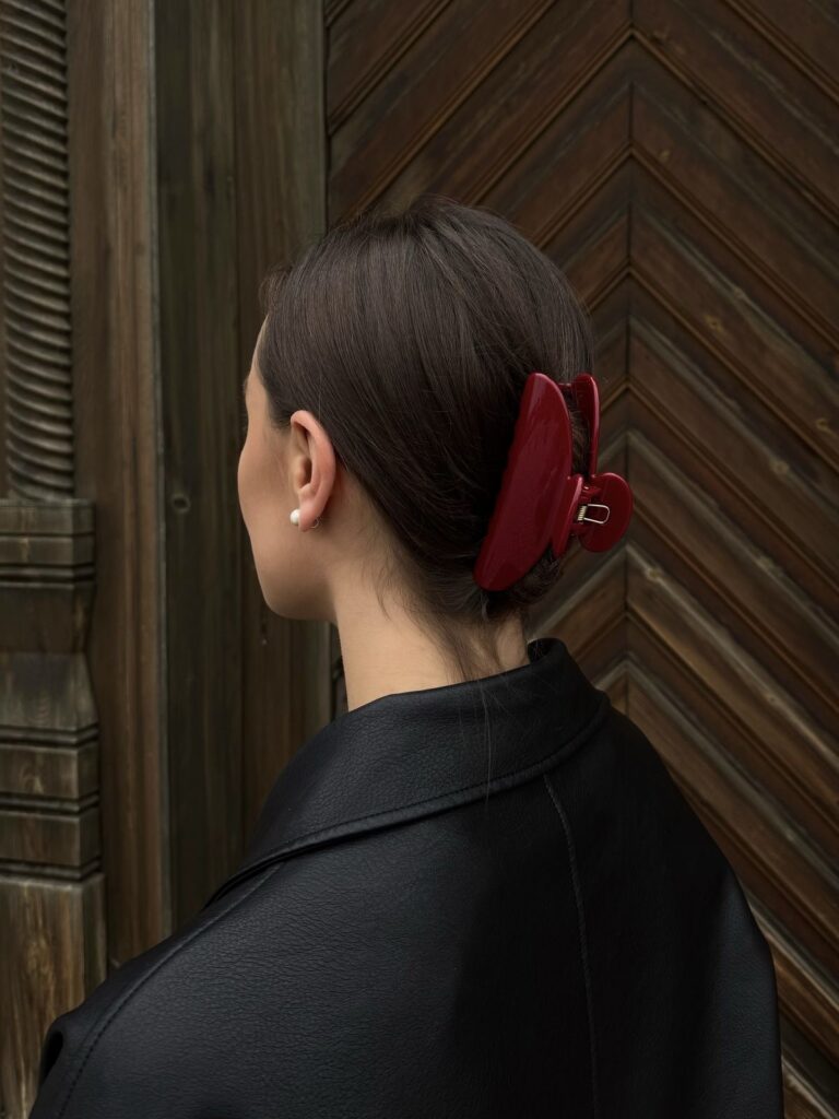 Acessórios de cabelo voltam como destaque no styling