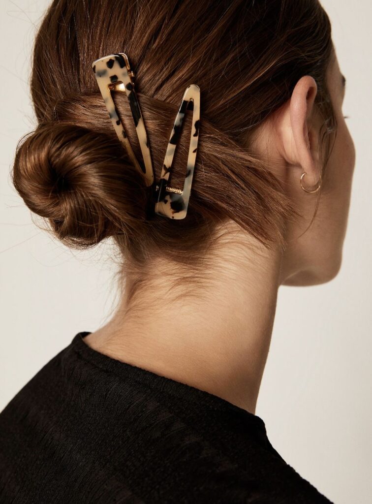 Acessórios de cabelo voltam como destaque no styling