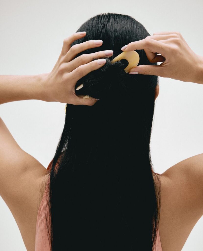 Acessórios de cabelo voltam como destaque no styling