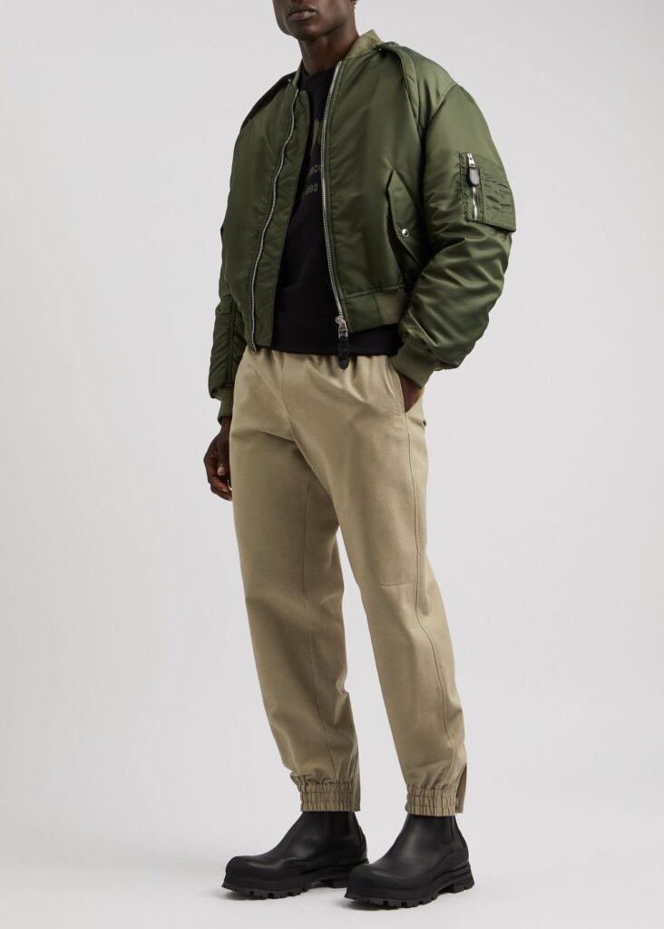 Jaqueta bomber masculina volta como tendência do streetwear