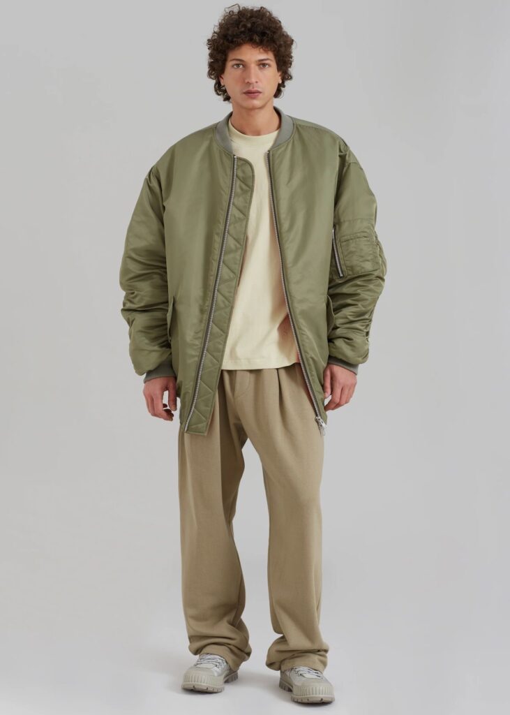 Jaqueta bomber masculina volta como tendência do streetwear