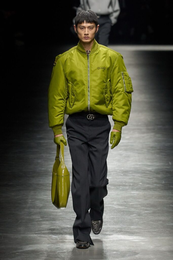 Jaqueta bomber masculina volta como tendência do streetwear