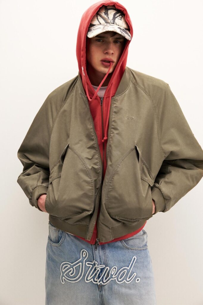 Jaqueta bomber masculina volta como tendência do streetwear