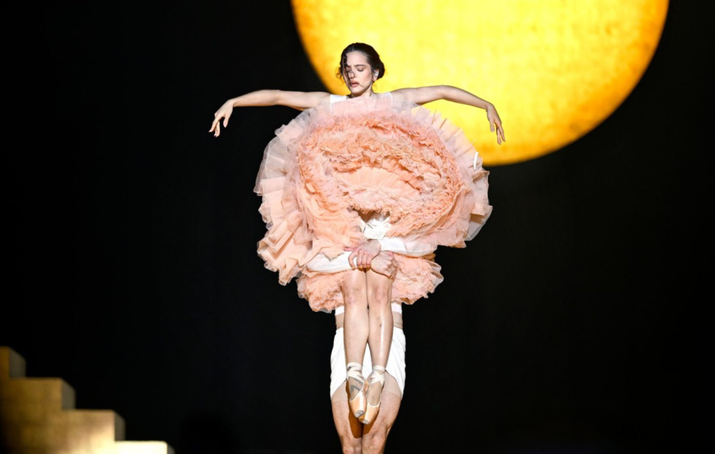 Rosalía LUX Tour estreia com figurinos super conceituais