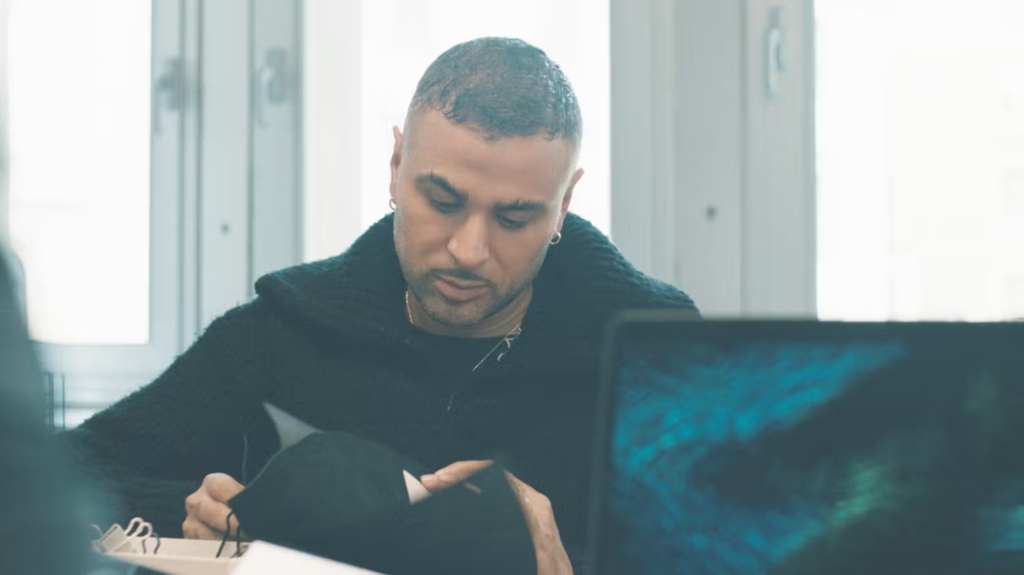 Off-White coleção 10x10 reinventa ícones da marca em parceria com artistas e designers