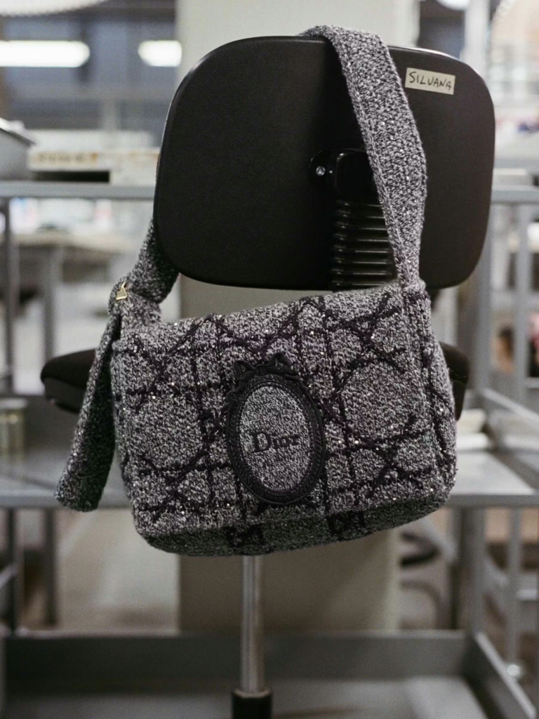Messenger bag da Dior ganha nova leitura por Jonathan Anderson