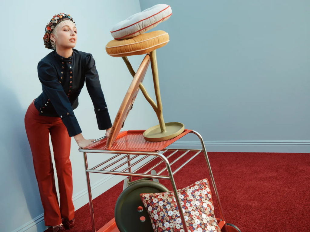 Emma Chamberlain lança coleção de decoração com a West Elm