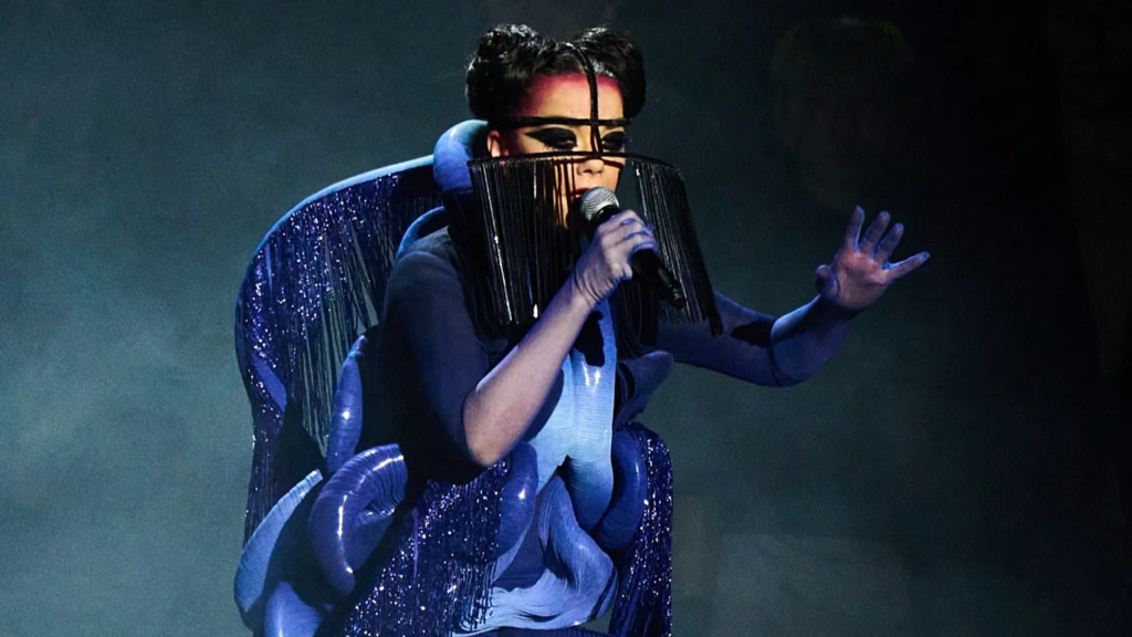 Björk fará rave durante eclipse solar na Islândia