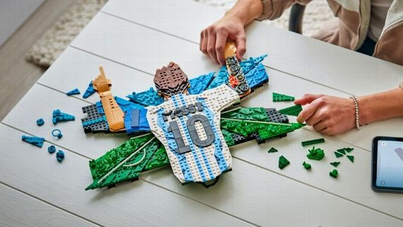 Campanha da LEGO Copa do Mundo 2026 reúne Messi, Ronaldo e Vini Jr.