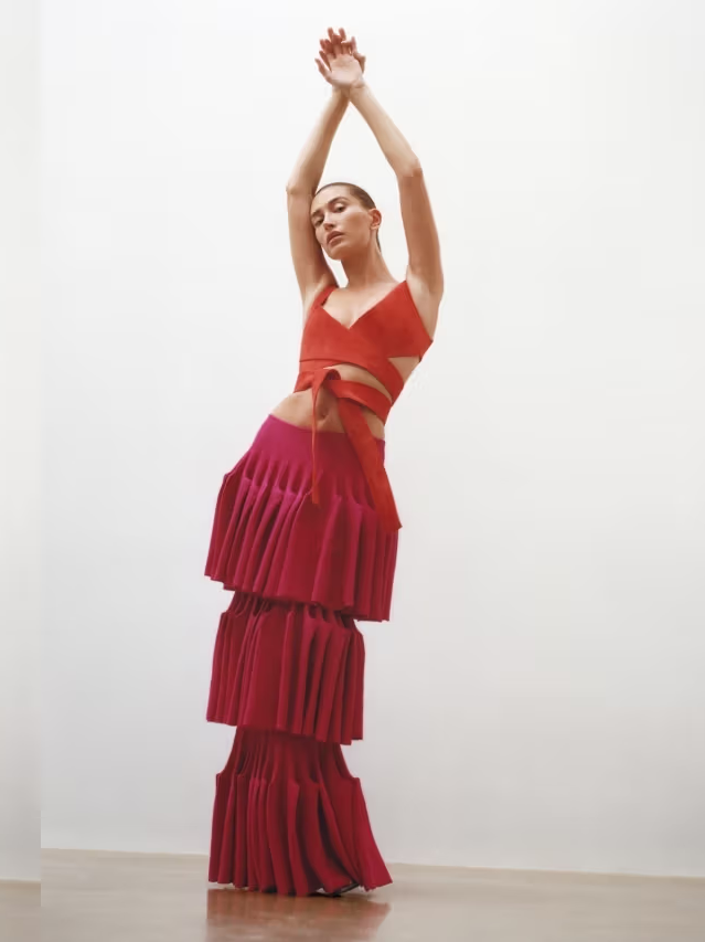 Hailey Bieber estrela nova campanha da Alaïa