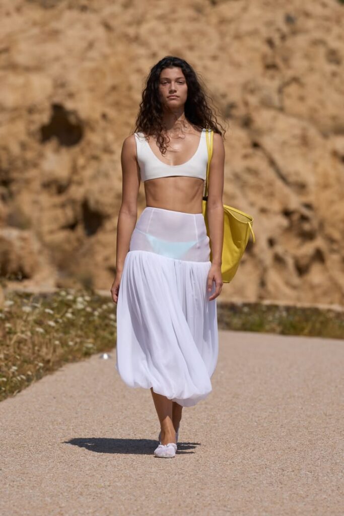 Jacquemus apresenta coleção Le Bonheur em desfile na Córsega