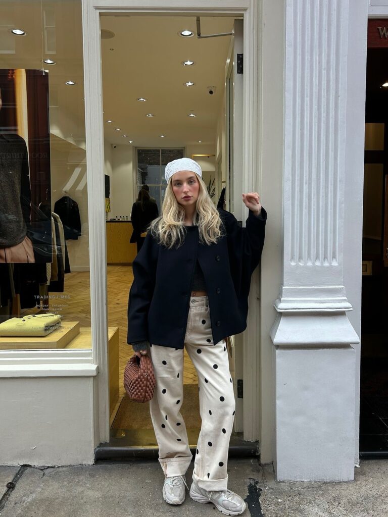 look preto com calça de poá
