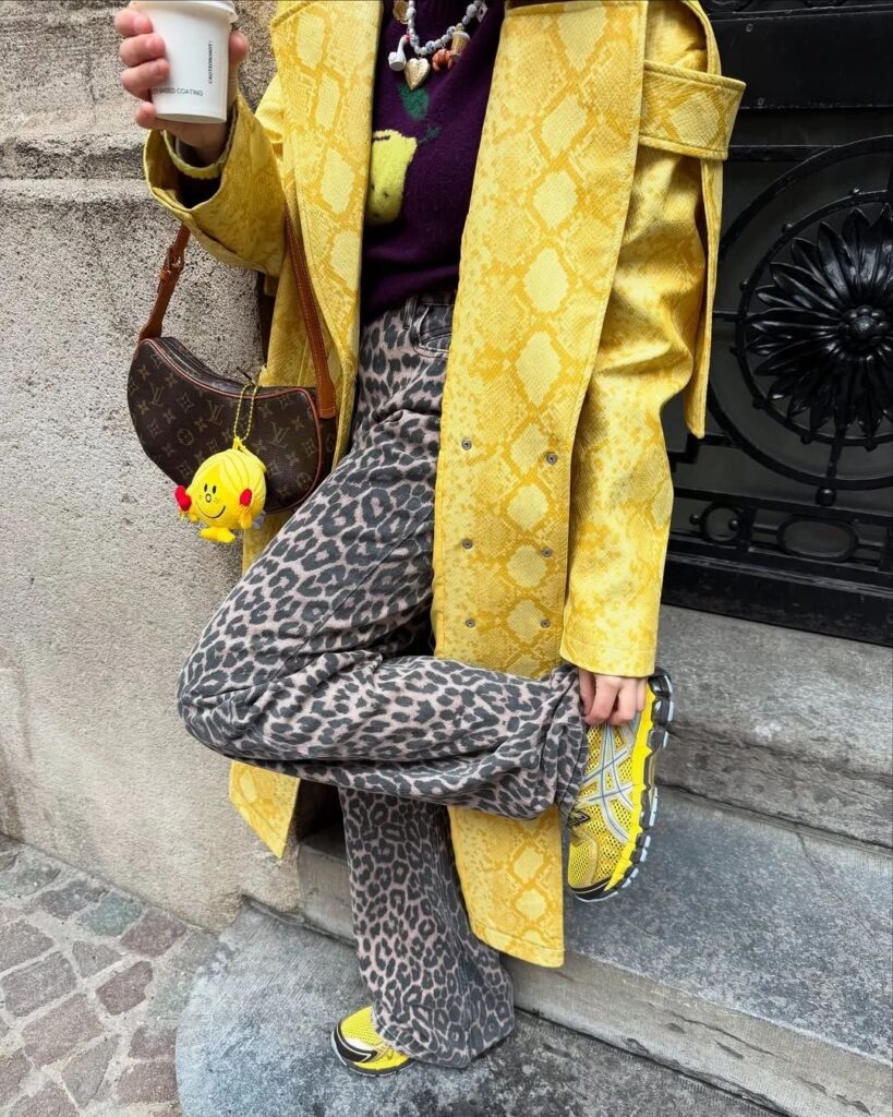 print jeans de oncinha com tenis amarelo
