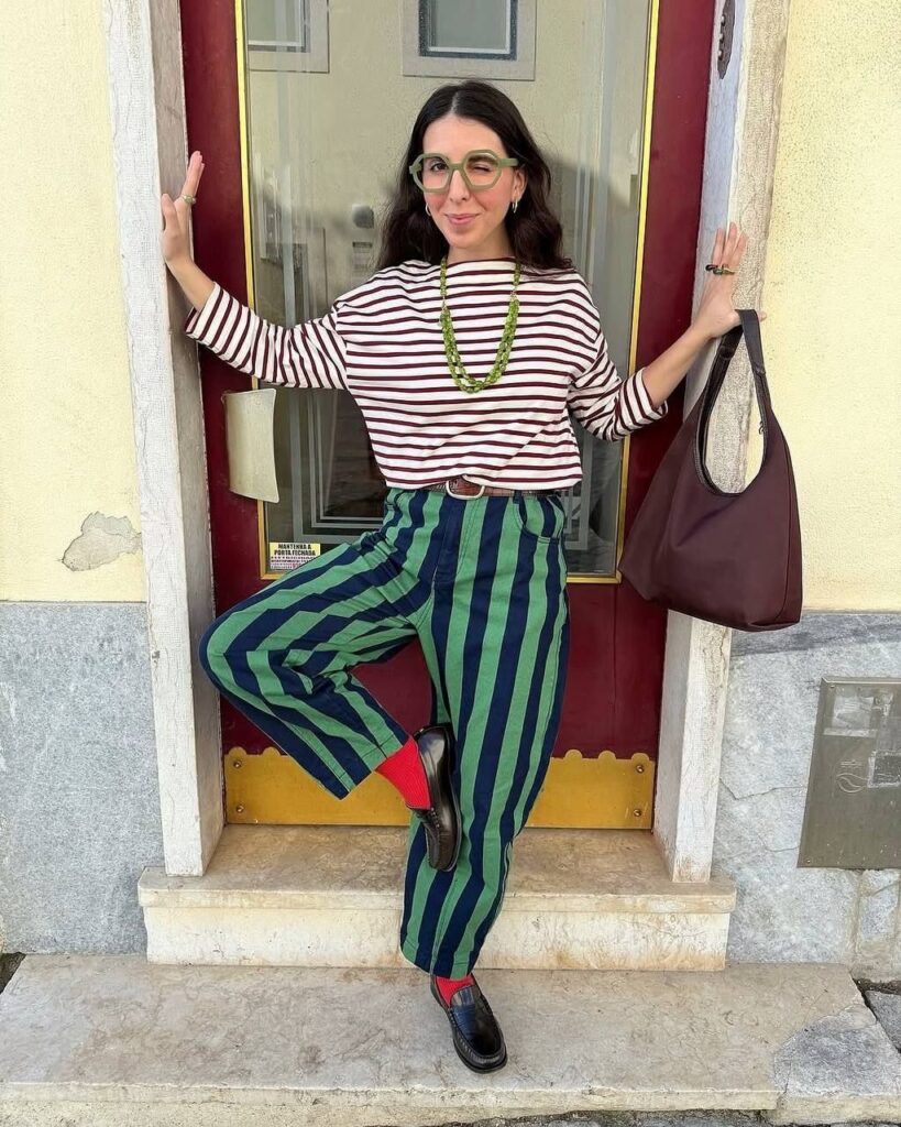 look de jeans listrado azul e verde com mocassim