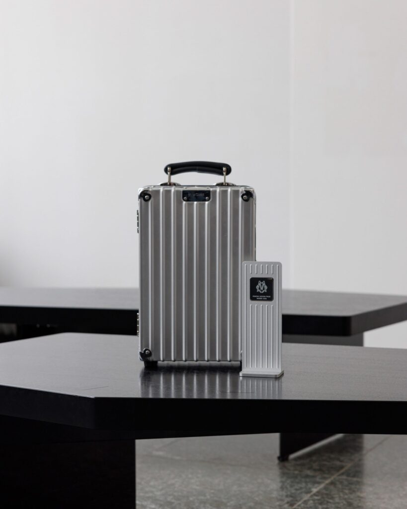 Pulseira de linguagem de sinais vence prêmio da Rimowa
