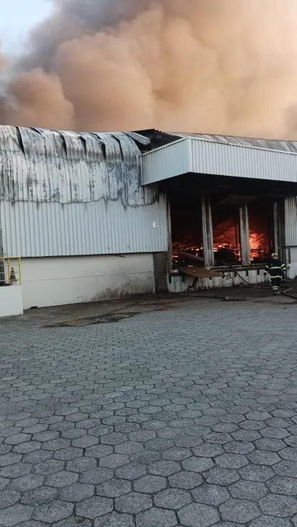 Incêndio atinge fábrica da Colcci em Santa Catarina