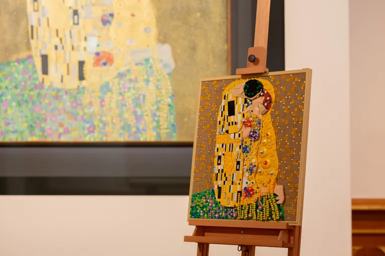 LEGO recria o icônico O Beijo, de Klimt