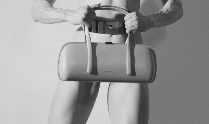 Fisiculturista segura a bolsa Aurora da Mugler em couro taupe na campanha em preto e branco