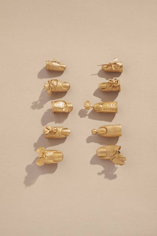 Exposição em Paris celebra o ouro nas criações de Yves Saint