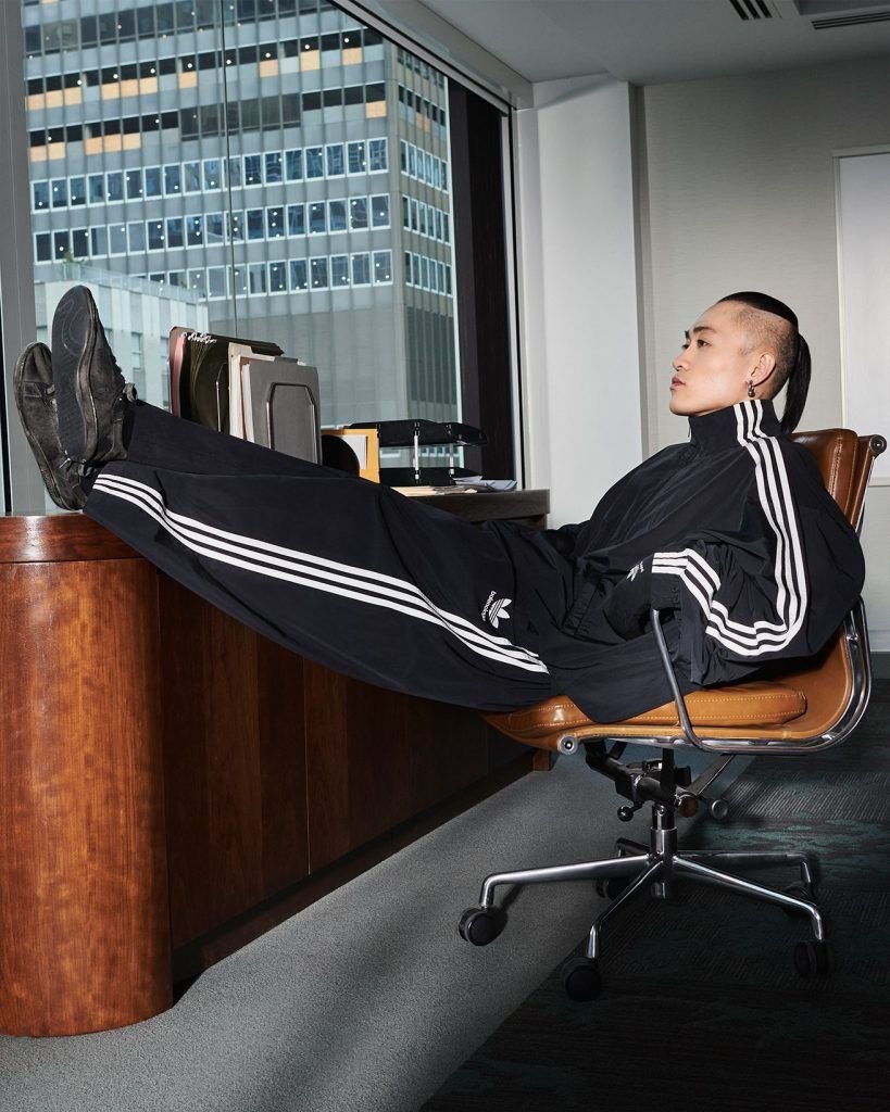 Adidas e Balenciaga divulgam imagens da campanha com Bella Hadid
