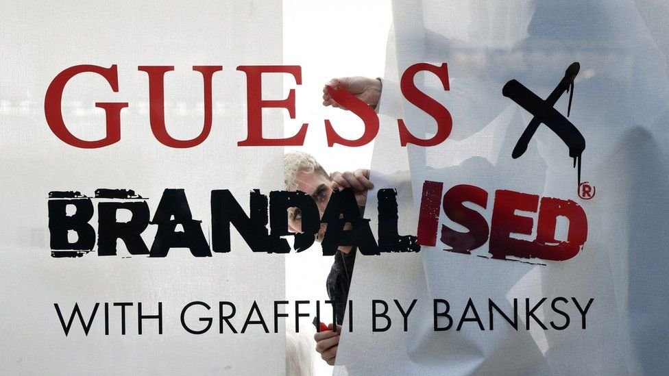 Banksy acusa Guess de usar sua obra sem autorização 