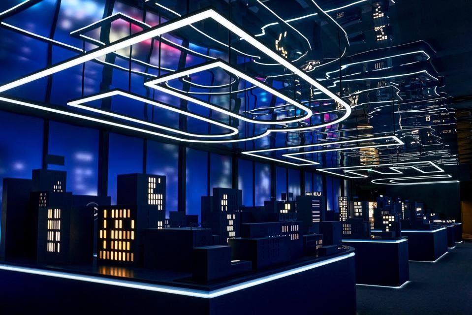 Exposição “Le Grand Numéro de Chanel” celebra perfumes da maison em Paris