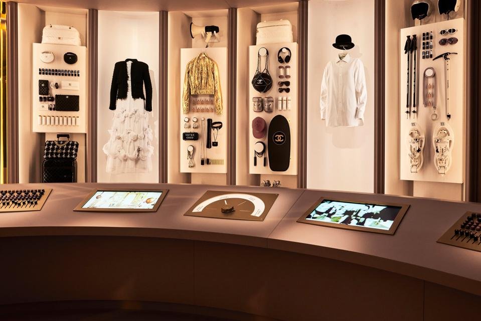 Exposição “Le Grand Numéro de Chanel” celebra perfumes da maison em Paris