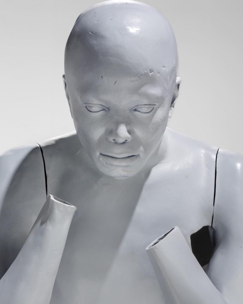 Escultura do corpo de Michael Jackson está na Art Basel Miami
