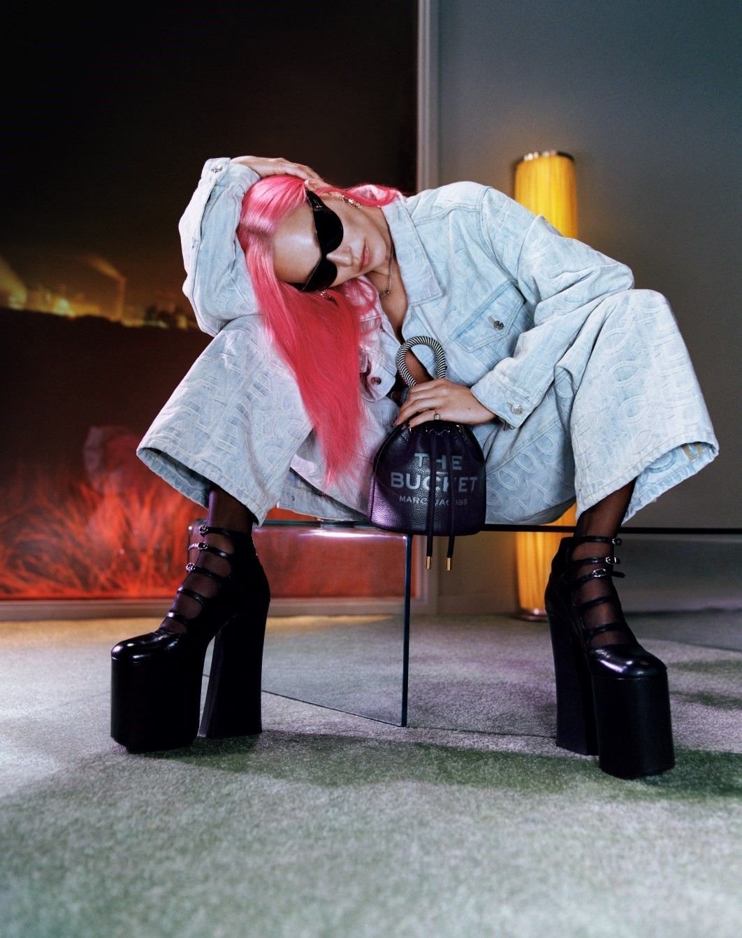 Kate Moss repete cabelo rosa dos anos 90 em nova campanha da Marc Jacobs