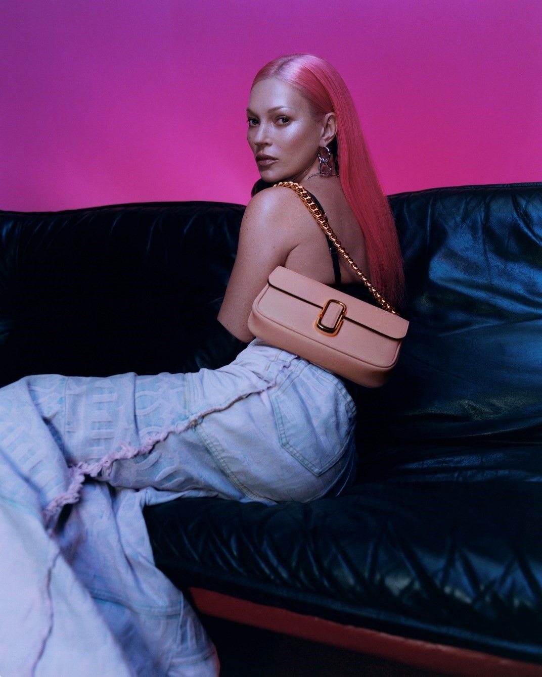 Kate Moss repete cabelo rosa dos anos 90 em nova campanha da Marc Jacobs
