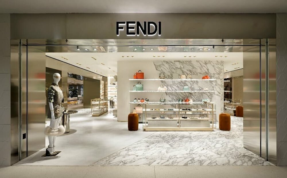 Fendi abre loja pop-up em Marbella com direito a beach club personalizado -  Hypnotique