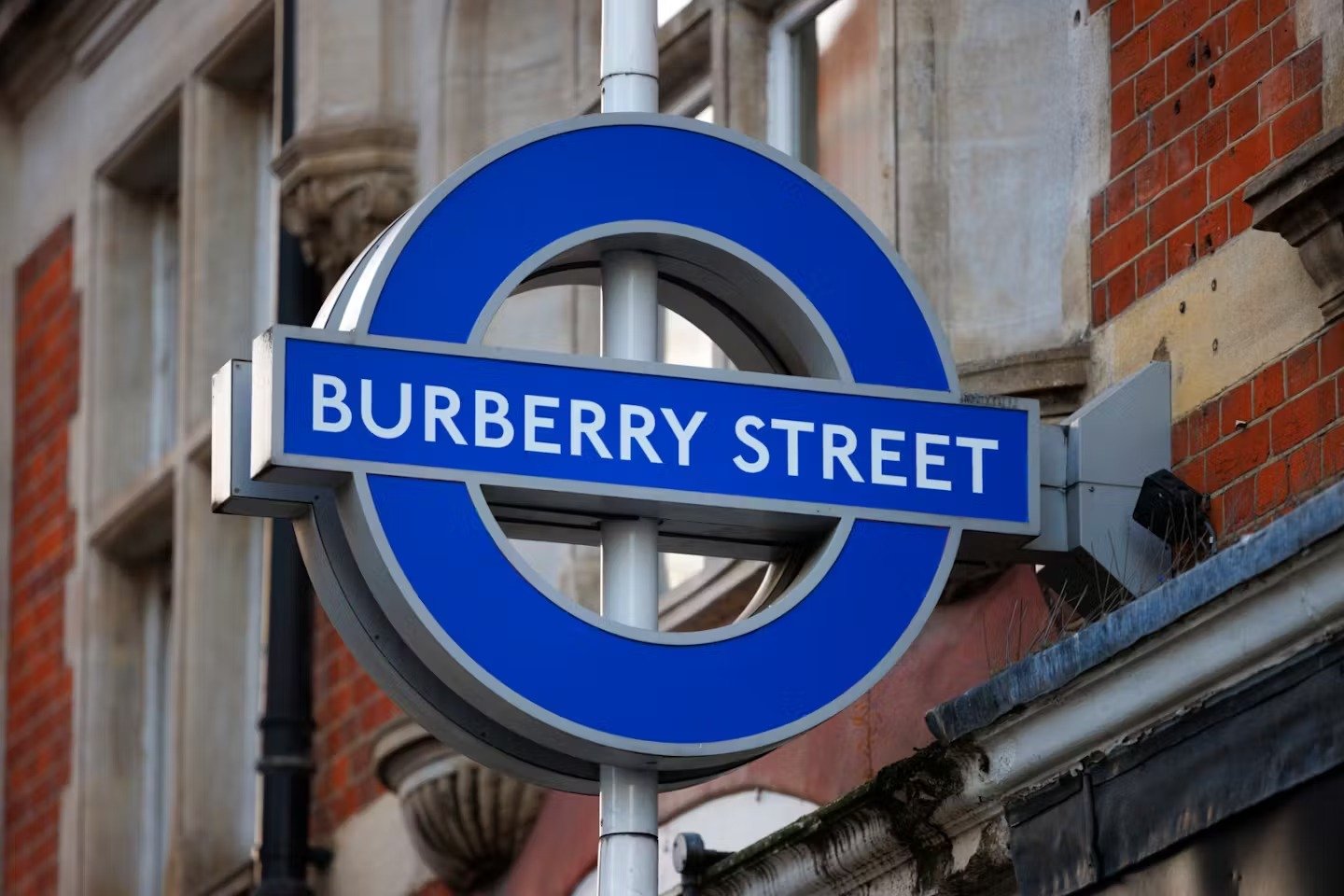 Burberry faz parceria com o Norman's Cafe e TfL em Londres
