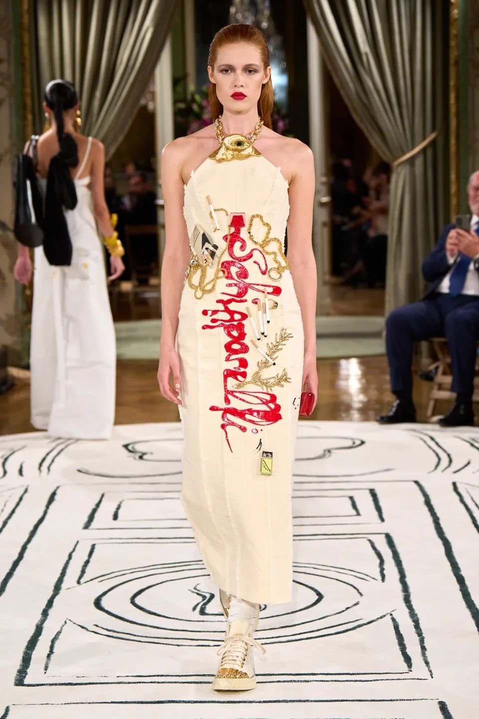 Schiaparelli apresenta desfile na Paris Fashion Week Spring 2024 Ready-to-Wear
