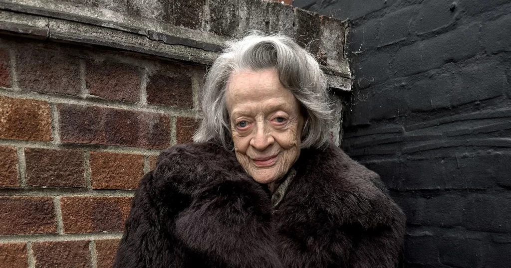 Dame Maggie Smith Arrasa na Campanha da Loewe aos 88 Anos