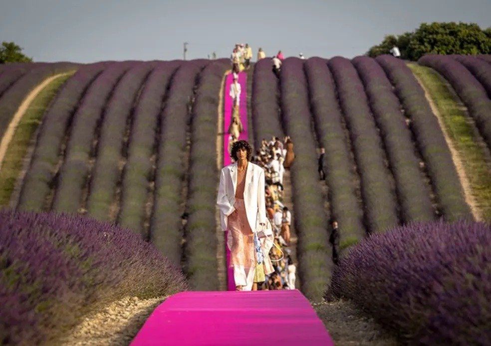 Jacquemus Anuncia Desfile de Moda na Pitoresca Região Francesa