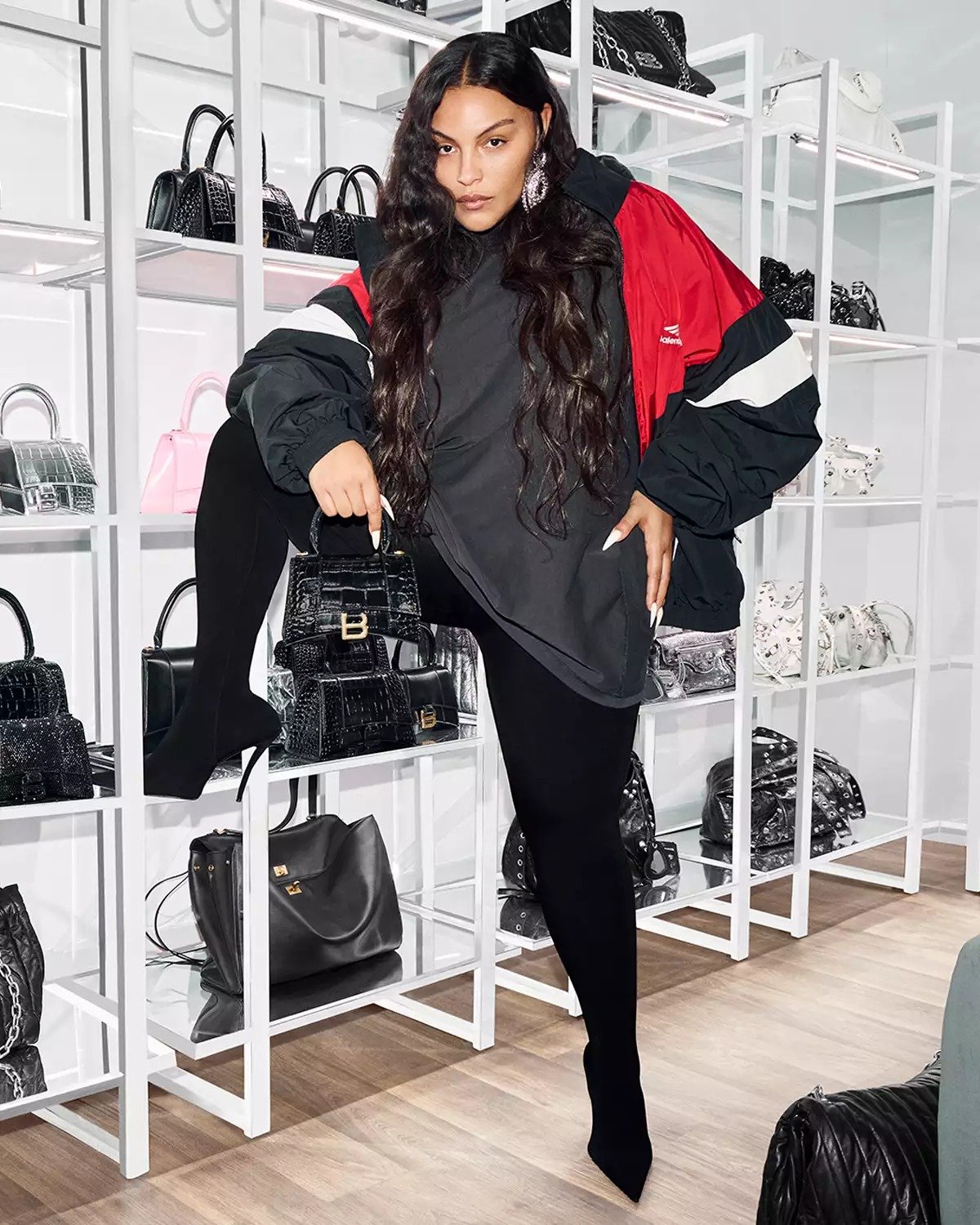 Explorando os Closets Estilosos de Kim Kardashian, Nicola Peltz na Nova Campanha da Balenciaga